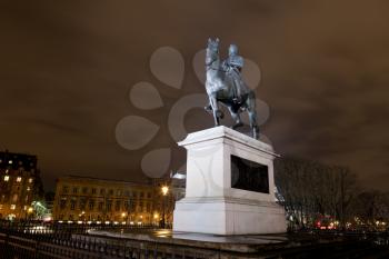 A statue of Henrici Magni in Paris at night