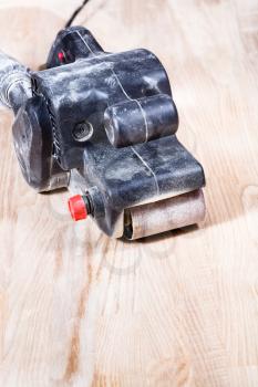 finishing ashwood furniture board by hand-held belt sander