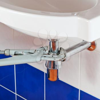 fixing sink siphon by pipe-wrench