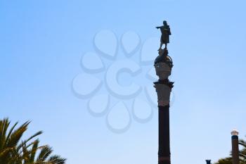 tall monument to Christopher Columbus in Barcelona