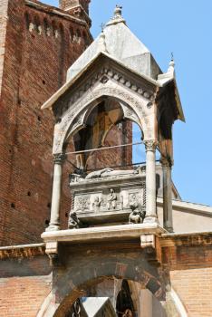 Tomb of podesta of Verona Guglielmo da Castelbarco over arch of Sant'Anastasia Church, Italy