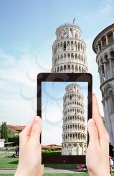 travel concept - tourist taking photo of Leaning Tower of Pisa on mobile gadget, Italy