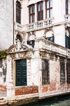 travel to Italy - old palace in Venice city