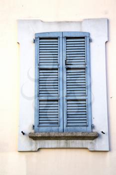shutter europe  italy  lombardy      in  the milano old   window closed brick     