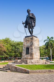 Mahatma Gahdhi statue in the center of Mumbai, India