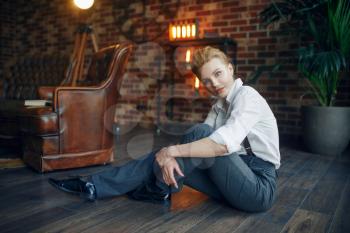 Sexy woman relax on the floor with whiskey and cigar, retro fashion, gangster style. Vintage business lady