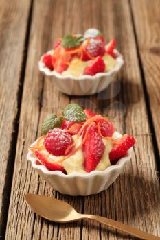Creamy pudding and fresh fruit in small dessert dishes