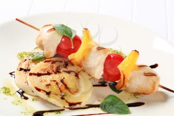 Grilled chicken skewer with sliced aubergine with pesto and balsamic vinegar