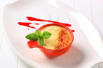 Creme brulee in a red dish