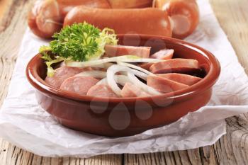 Sliced sausages with rings of fresh onion