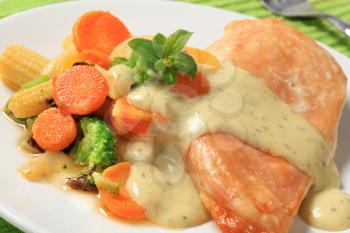 Chicken breast and mixed vegetables poured with cream sauce