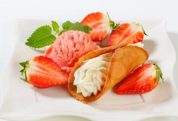 Czech cream-filled gingerbread cookie (Stramberk ear) with fresh strawberries and ice cream