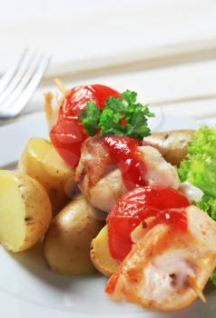 Chicken skewer with new potatoes and tomato sauce