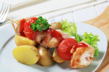 Chicken skewer with new potatoes and tomato sauce