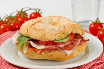 Ring-shaped bread roll (friselle) with Black Forest ham