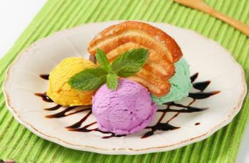Scoops of ice cream with puff pastry biscuit and chocolate sauce