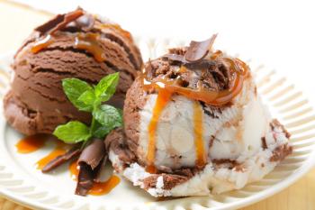 Chocolate vanilla ice cream with caramel sauce