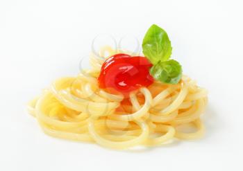 Cooked spaghetti with tomato sauce