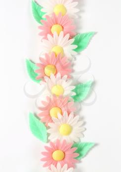 edible wafter paper daisy flowers with leaves