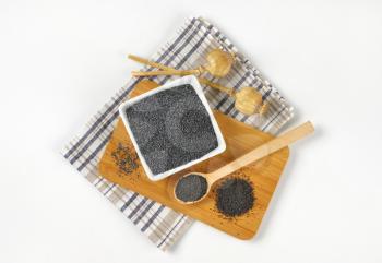 ripe poppy seeds - whole and ground on cutting board