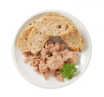 pieces of canned tuna served with sliced seeded bread roll