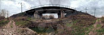 Panorama the bridge.
The railway bridge through the dried up channel of the old river.
