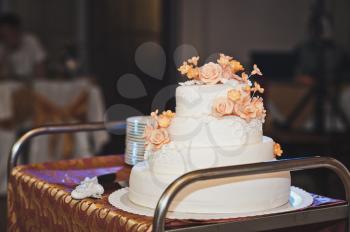 The custom of the feast cake at the wedding.
