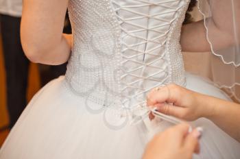 Process of clothing of the bride.