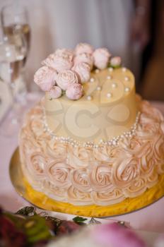 A beautiful Golden cake for the wedding.