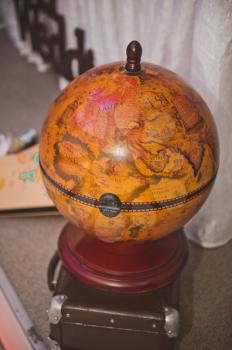 Photo vintage globe made of wood covered with varnish.