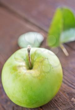 fresh and green apple on the wooden table