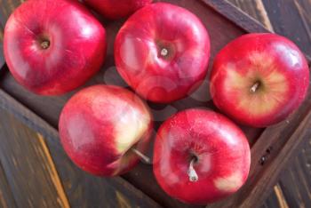 fresh red apples on the wooden table