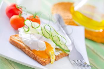 toast with poached eggs