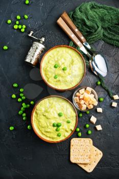 mashed green peas in bowl, mashed peas with cruton