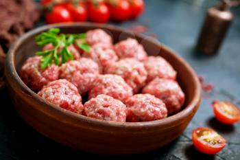 raw meat balls in bowl, meat balls and tomato 