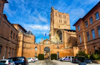 Prefecture of Midi-Pyrenees and St. Etienne cathedral in Toulouse