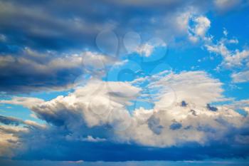 Bright picturesque sky background with cumulus clouds.