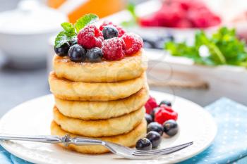 Cottage cheese pancakes, syrniki, curd fritters with berries