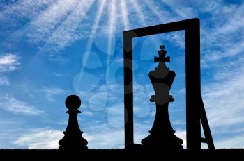 Silhouette of a narcissistic pawn, sees himself in the reflection of the mirror queen. The concept of narcissism