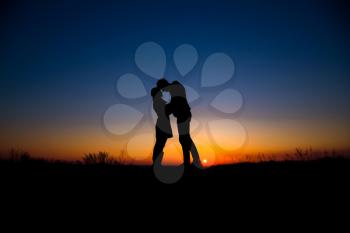 silhouette couple in love. happiness and romantic Scene of love couples partners agains sunset