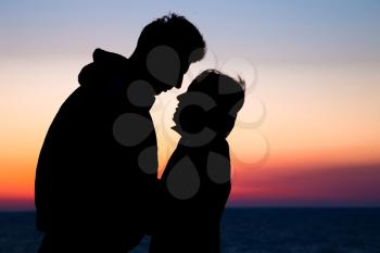 silhouette couple in love. happiness and romantic Scene of love couples partners agains sunset