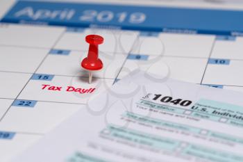 Printed copy of simplified Form 1040 for income tax return for 2018 with reminder for April 15, 2019 deadline
