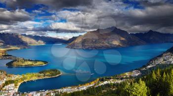 Queenstown cityscape with Wakatipu lake and Remarkables Mountains, New Zealand