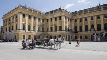 Vienna, Austria - July 06 2018: Schonbrunn palace (Schloss Schönbrunn) and the Horses Pulling chariot – Stock Editorial Photo