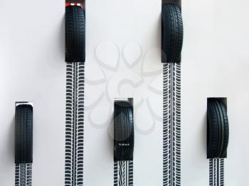 Car wheel tire with track pattern