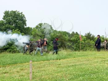 american civil war reenactment soldiers fight in field