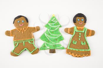 Sugar cookie Christmas tree between gingerbread male and female.