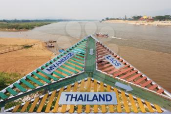 Place on the Mekong River, which borders three countries - Thailand, Myanmar and Laos. The famous Golden Triangle. 