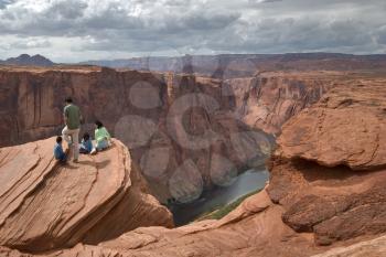  Group of tourists on edge of a deep canyon Horseshoe in state of Utah in the USA