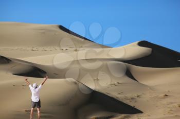 The enthusiastic tourist welcomes sunrise. Erotic reminiscences in the sand waves Eureka Dunes